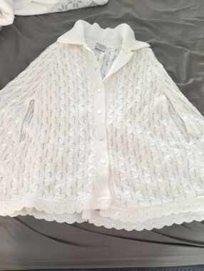 Women’s Cream Button-Front Cable Knit Sweater Cape